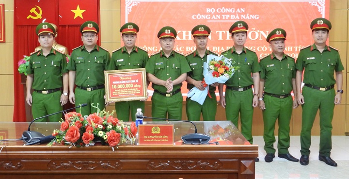 Giám đốc Công an thành phố khen thưởng thành tích phá nhiều vụ án, vụ việc nổi cộm
